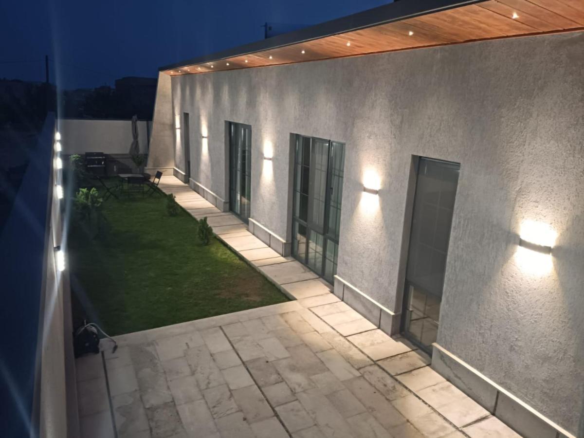 Grey House Aparthotel Zovuni Bagian luar foto